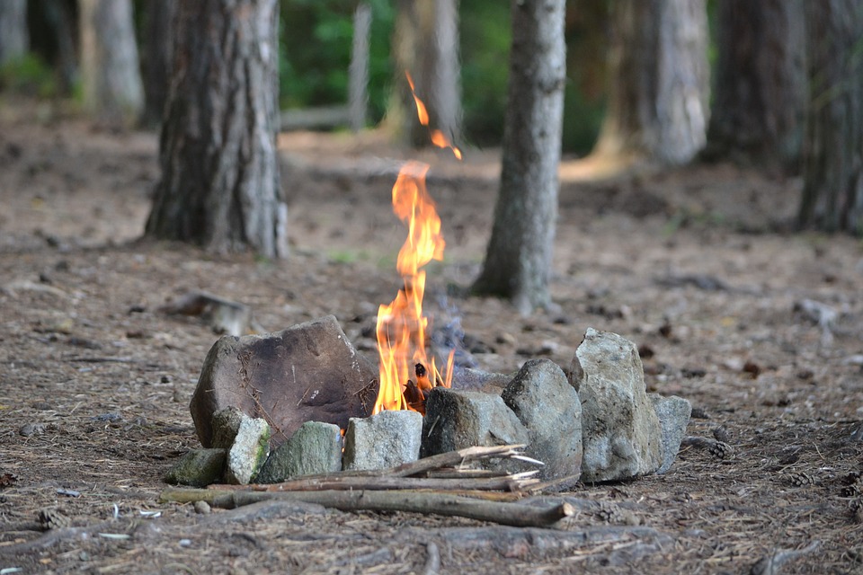 キャンプの醍醐味 焚き火の魅力とゼロ円焚き火台のアイデア紹介
